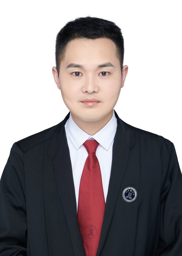 张兴帅律师，男，毕业于长沙理工大学，现为安徽弘启律师事务所专职律师，拥有中级工程师、建造师、造价师、BIM高级工程师等专业资质。